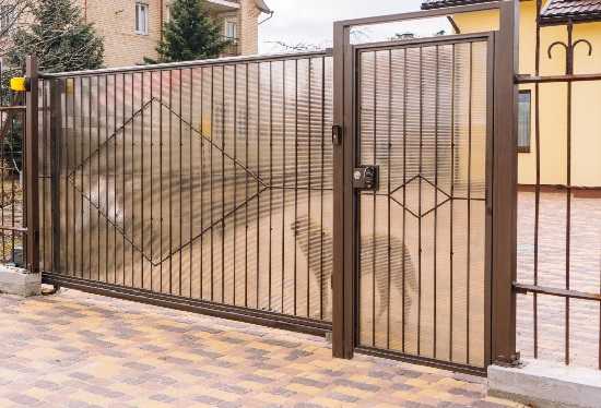 Купить ворота из профлиста с элементами ковки, с металлическими столбами в рамке или под дерево в Кондопоге от 156525 руб